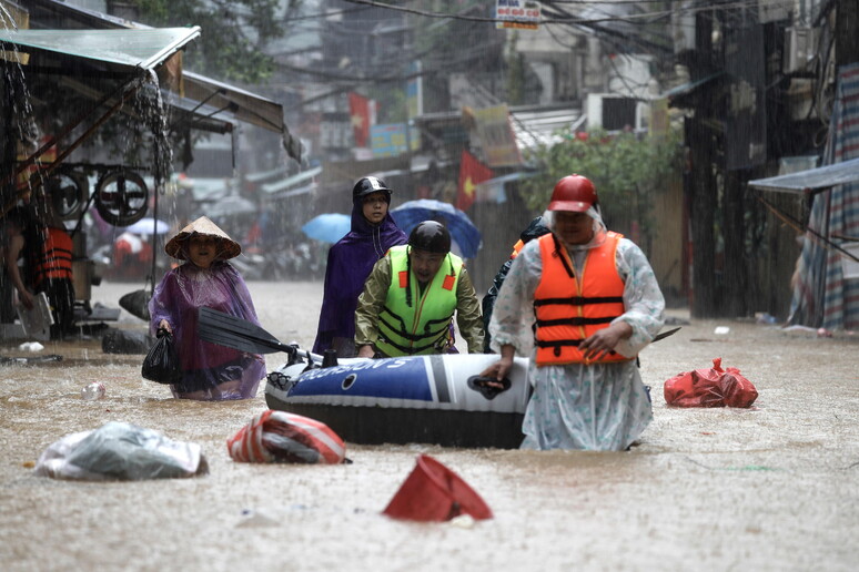 Nível do Rio Vermelho, no norte do Vietnã, é o maior registrado nos últimos 20 anos © ANSA/EPA