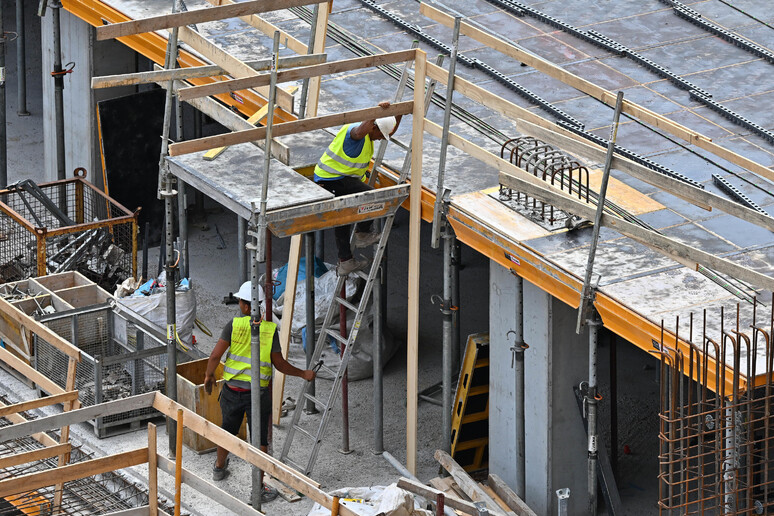 Operários em canteiro de obras em Gênova, noroeste da Itália - TODOS OS DIREITOS RESERVADOS