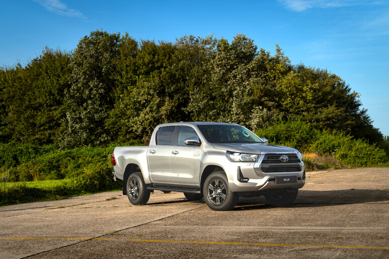 Toyota Hilux diventa ibrido e i consumi ringraziano - RIPRODUZIONE RISERVATA