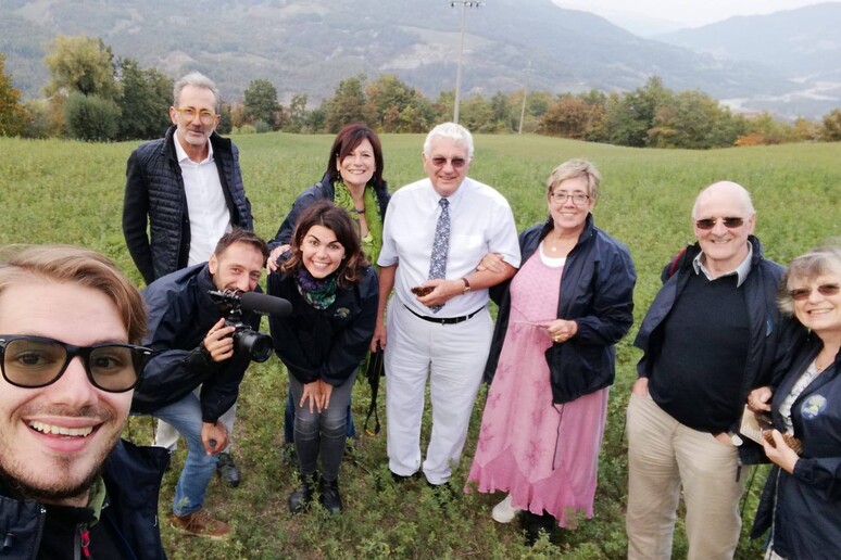 Letizia Sinisi com um grupo de ítalo-descendentes na Emilia-Romagna - TODOS OS DIREITOS RESERVADOS