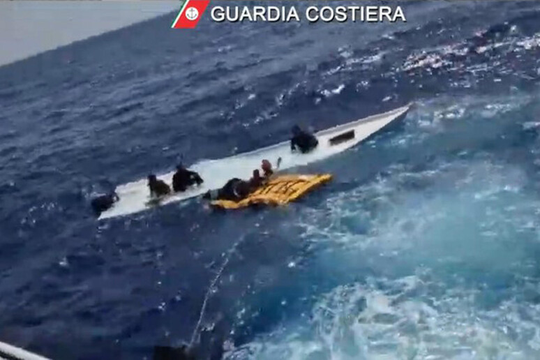 Resgate de barco de migrantes na costa de Lampedusa, sul da Itália - TODOS OS DIREITOS RESERVADOS