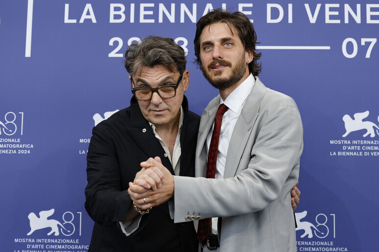 O diretor Joe Wright e o ator Luca Marinelli durante apresentação da série sobre Mussolini em Veneza - TODOS OS DIREITOS RESERVADOS