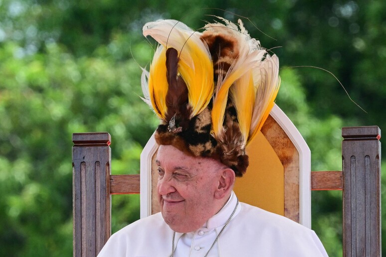 Papa Francisco recebeu um cocar de penas durante sua visita a Vanimo © ANSA/AFP