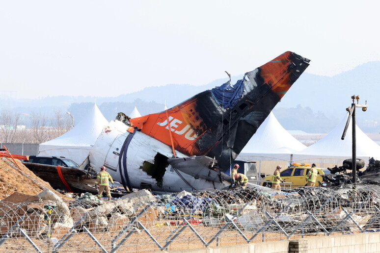 Destroços de avião da Jeju Air no Aeroporto Internacional de Muan © ANSA/EPA