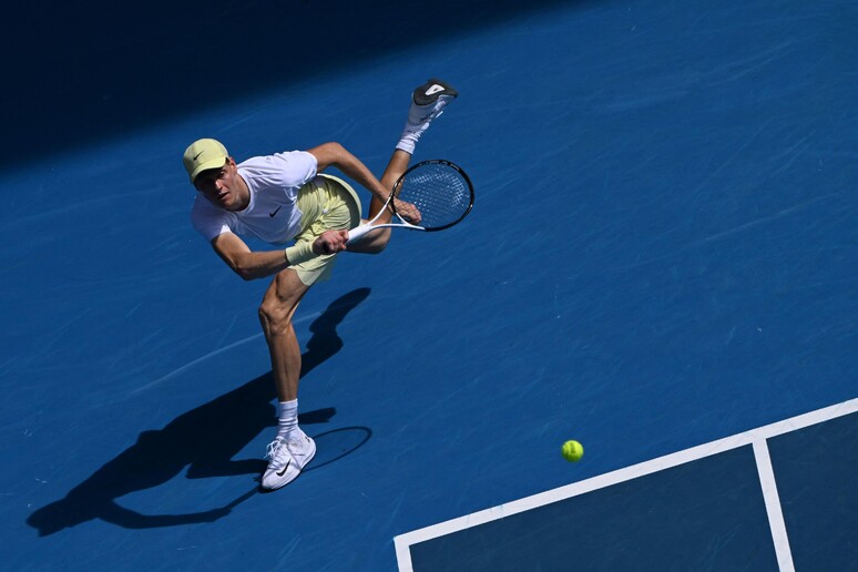 Jannik Sinner em ação no Aberto da Austrália, em Melbourne © ANSA/AFP