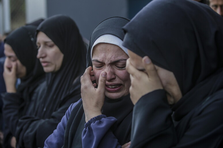 Mulheres choram morte de parentes em Gaza © ANSA/EPA