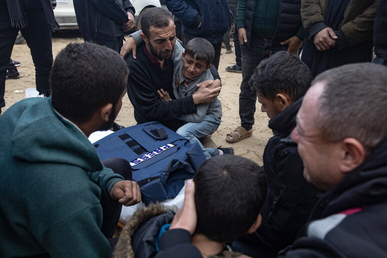 Família do jornalista palestino Ahmed al-Shayah no Hospital Nasser, em Khan Younis, nesta quinta - TODOS OS DIREITOS RESERVADOS