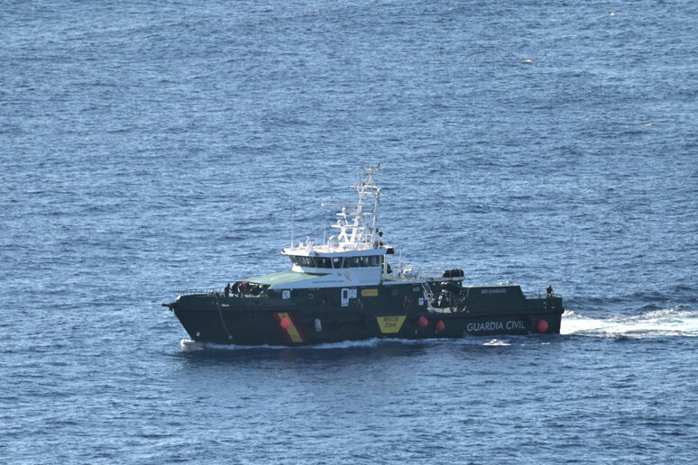 Barco ficou 13 dias à deriva antes de ser localizado no mar das Ilhas Canárias © ANSA/EPA