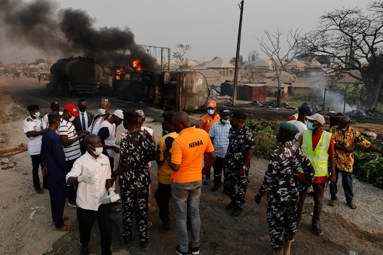 Local de explosão de caminhão-tanque no estado do Níger, na Nigéria © ANSA/EPA