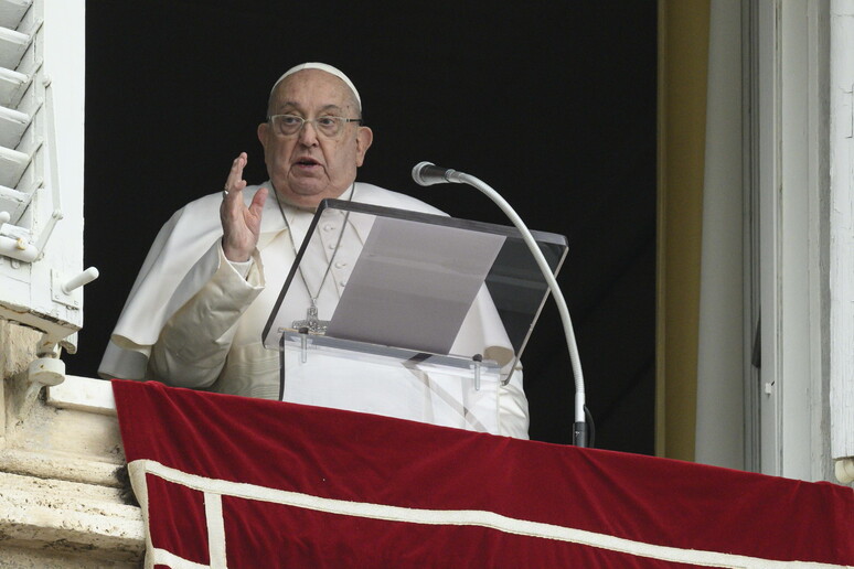 Papa gesticula com braço direito durante Angelus no Vaticano © ANSA/EPA