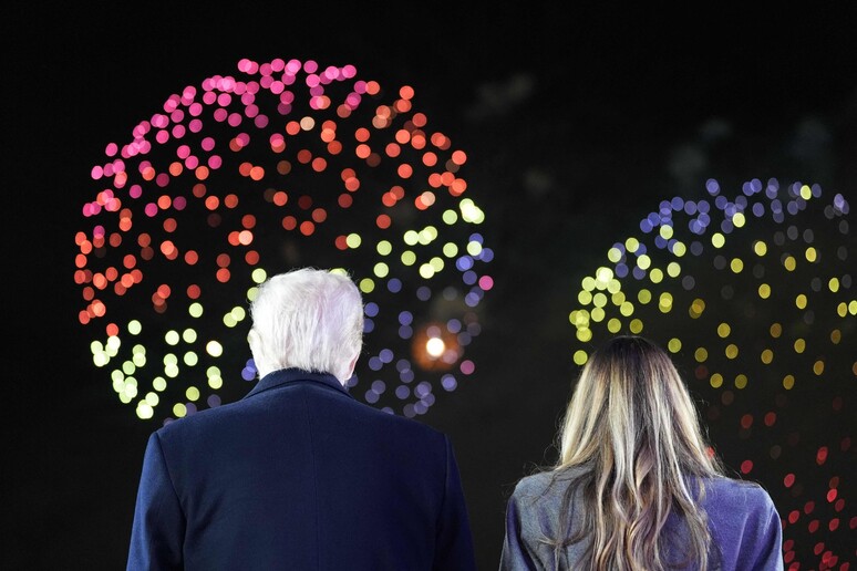 Donald e Melania Trump acompanham show de fogos de artifício em Washington © ANSA/AFP