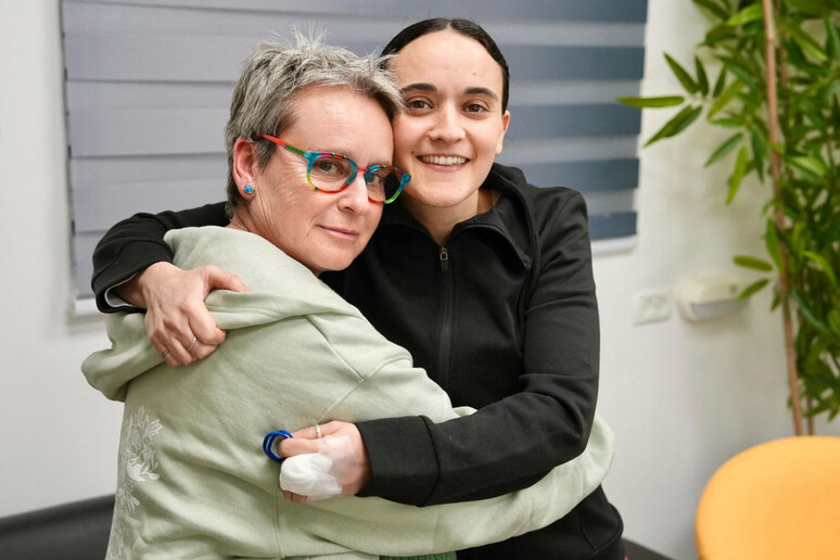 Emily Damari abraçada com sua mãe, Mandy Damari, após ser libertada © ANSA/AFP