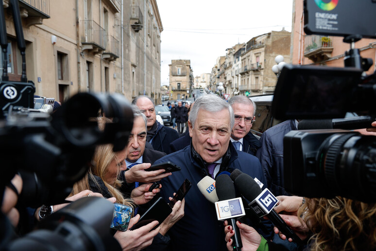 Antonio Tajani conversa com jornalistas em Caltagirone - TODOS OS DIREITOS RESERVADOS