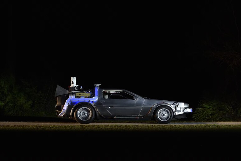 All 'asta una DeLorean del film  'Ritorno al Futuro II ' - RIPRODUZIONE RISERVATA