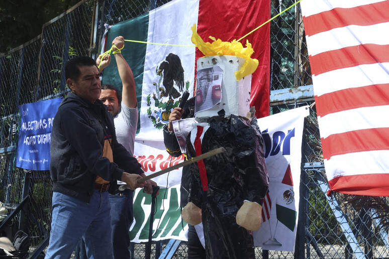 Protestos ocorreram em frente à Embaixada dos EUA no México após assinatura de decretos © ANSA/AFP