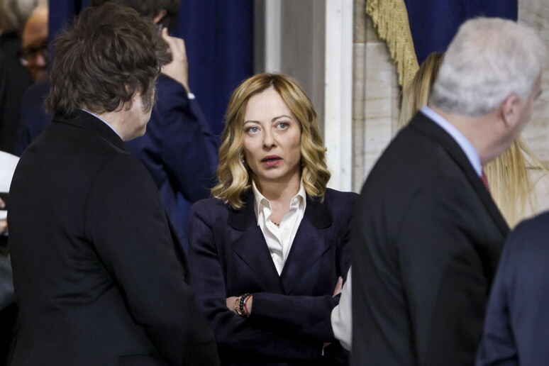 Meloni conversando com o presidente da Argentina, Javier Milei, em Washington © ANSA/EPA