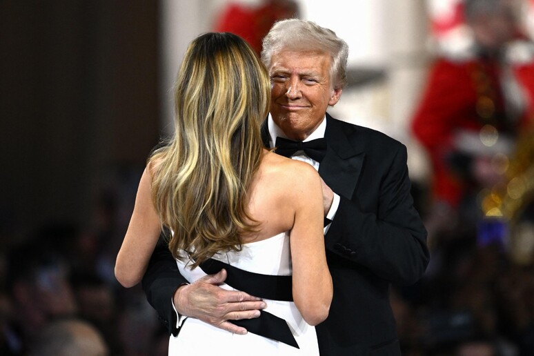 Donald e Melania Trump durante baile em Washington © ANSA/AFP