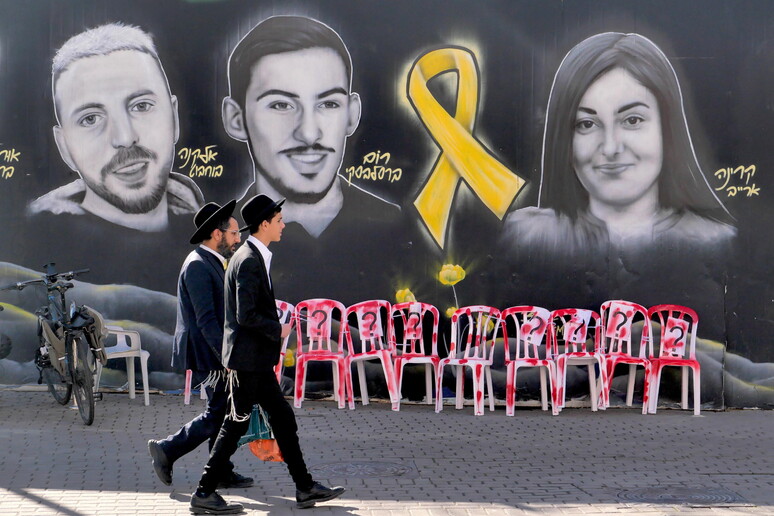 Mural em Jerusalém exibe rostos de reféns mantidos em cativeiro pelo Hamas © ANSA/EPA