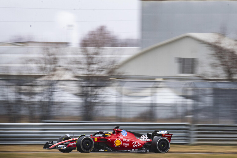 Hamilton em ação com SF-23 em Fiorano © ANSA/Fabrizio Boldoni / DPPI