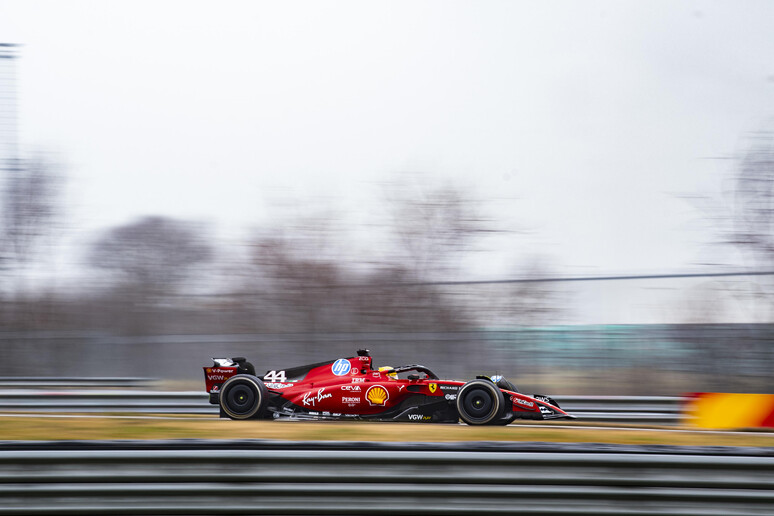 Hamilton e Leclerc dirigiram o modelo SF-23, usado pela Ferrari em 2023 © ANSA/Fabrizio Boldoni / DPPI