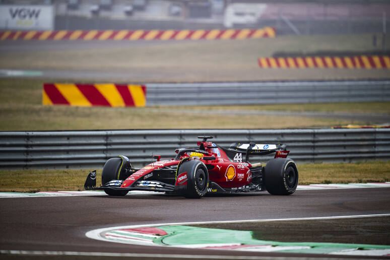 Lewis Hamilton em ação pela Ferrari em Fiorano, em 22 de janeiro - TODOS OS DIREITOS RESERVADOS