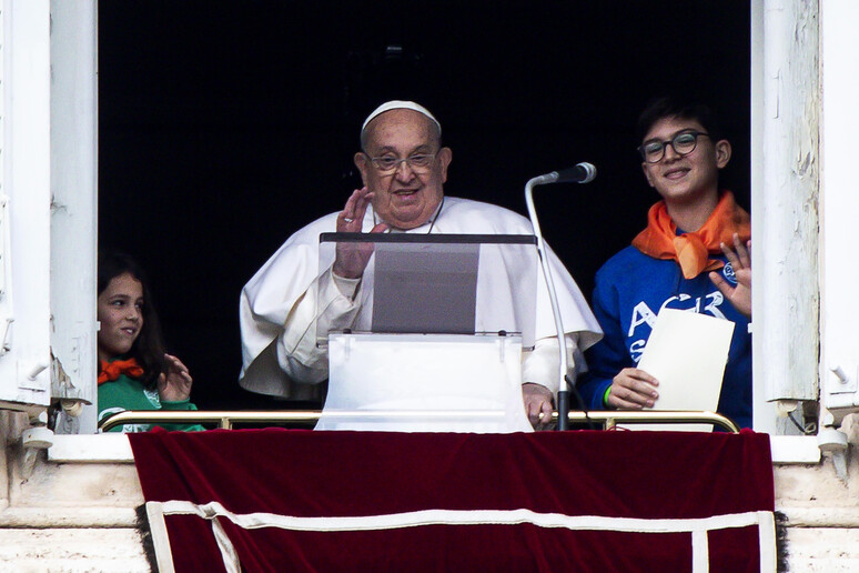 Jovem agradeceu o Papa e pediu que mundo tenha um período de paz - TODOS OS DIREITOS RESERVADOS