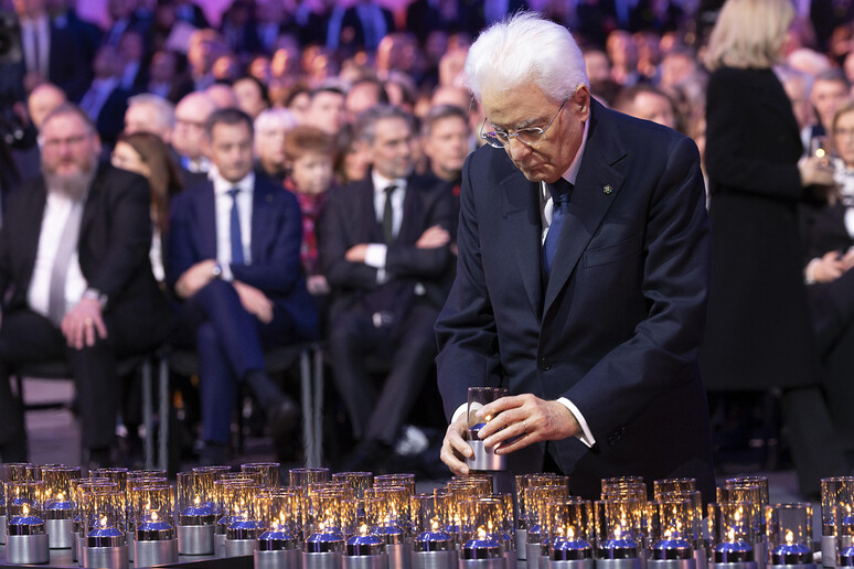 Mattarella depositou uma vela na cerimônia para homenagear as vítimas do Holocausto - TODOS OS DIREITOS RESERVADOS