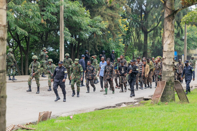 Soldados congoleses se rendem a milicianos do M23 em Goma - TODOS OS DIREITOS RESERVADOS