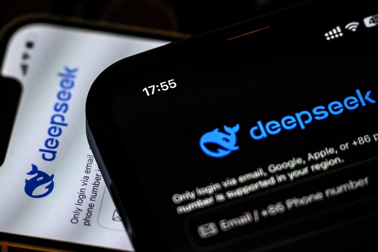 DeepSeek chega para desafiar plataformas dominantes em IA, como ChatGPT © ANSA/AFP