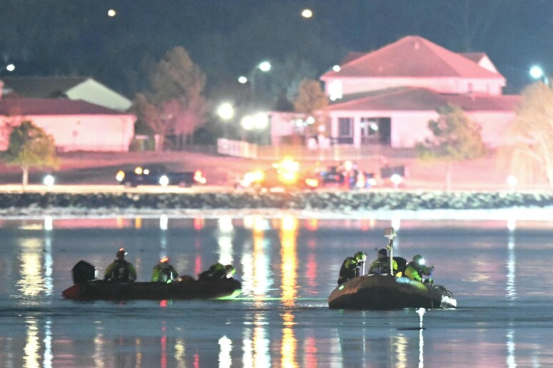 Buscas por vítimas de acidente aéreo no rio Potomac © ANSA/AFP