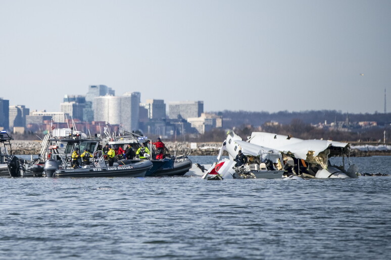 Destroços de avião no rio Potomac - TODOS OS DIREITOS RESERVADOS