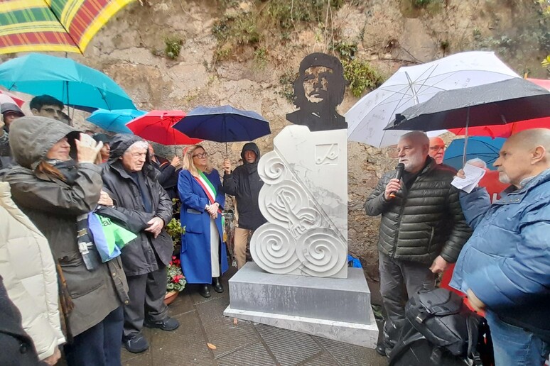 Carrara inaugura monumento  'El Che ' - TODOS OS DIREITOS RESERVADOS