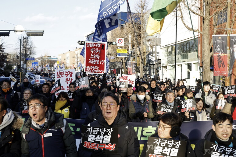 Nuove proteste a Seul per il mandato d 'arresto di Yoon - RIPRODUZIONE RISERVATA