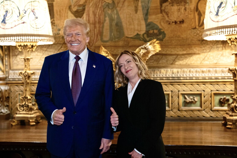 Donald Trump e Giorgia Meloni durante encontro em Mar-a-Lago, em janeiro passado © ANSA/EPA