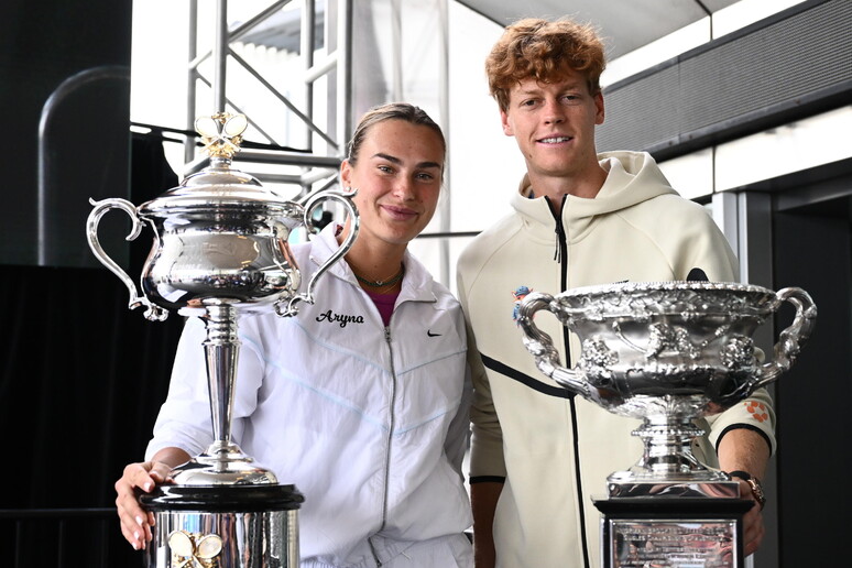 Sabalenka e Sinner, os atuais campeões do Aberto da Austrália © ANSA/EPA