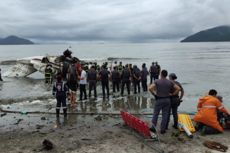 Avião foi parar no mar após escapar de pista em Ubatuba © ANSA/Defesa Civil