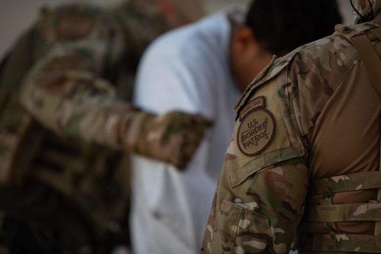 Deportação de imigrantes em Fort Bliss, no Texas © ANSA/AFP