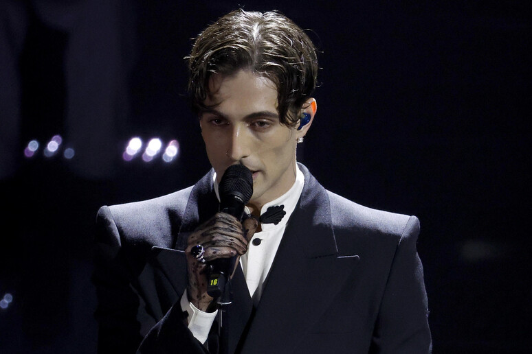 Damiano David durante sua primeira apresentação na segunda noite do Festival de Sanremo - TODOS OS DIREITOS RESERVADOS