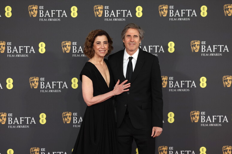 Fernanda Torres ao lado de Walter Salles durante a cerimônia do Bafta © ANSA/EPA