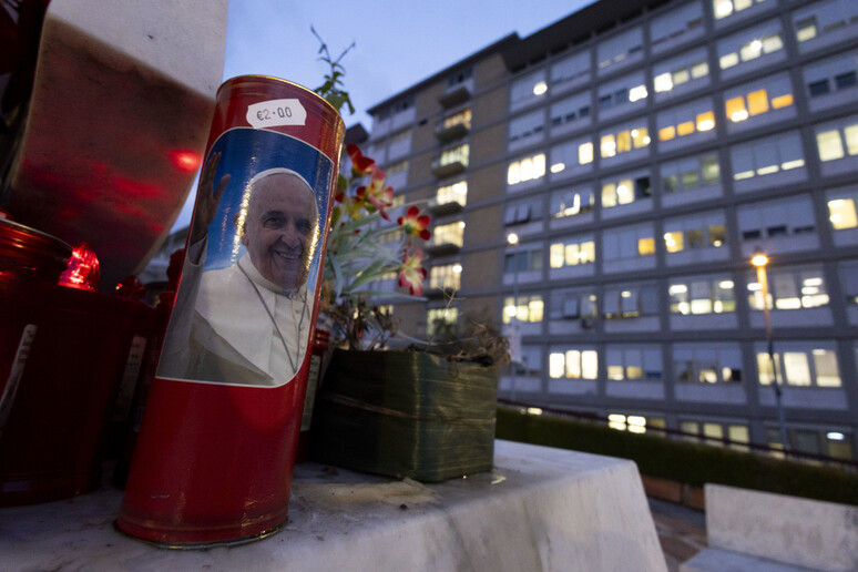 Velas para o papa Francisco diante do Hospital Agostino Gemelli - TODOS OS DIREITOS RESERVADOS