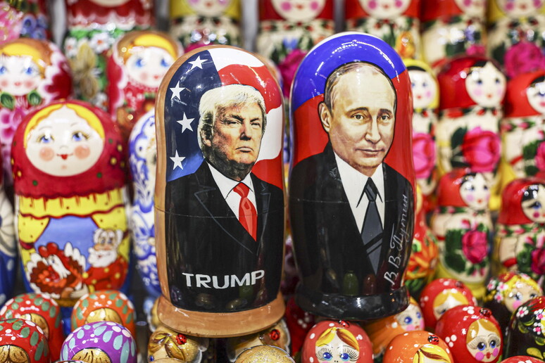 Tradicionais bonecas russas retratando Donald Trump e Vladimir Putin em loja de souvenires em Moscou © ANSA/EPA