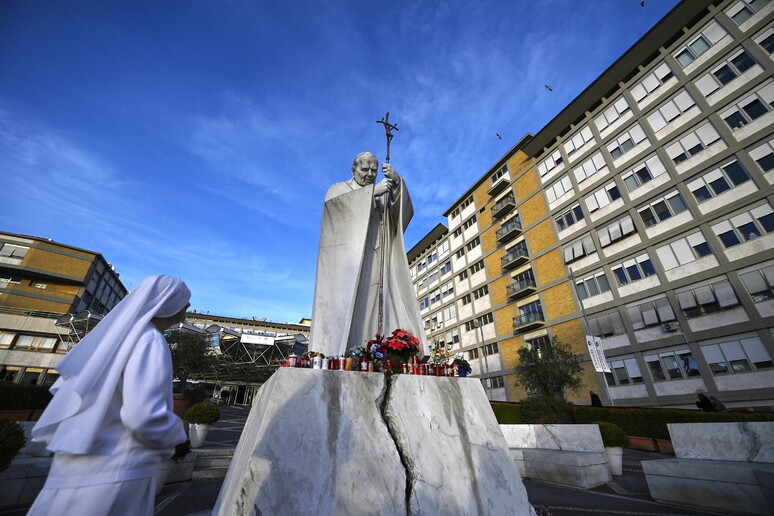 Estátua de João Paulo II em frente ao Hospital Agostino Gemelli, em Roma - TODOS OS DIREITOS RESERVADOS