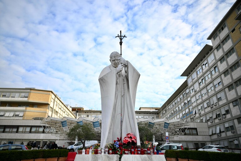 Estátua de João Paulo II diante do Hospital Agostino Gemelli, em Roma - TODOS OS DIREITOS RESERVADOS