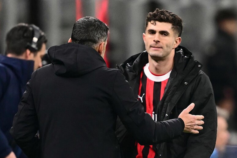 Pulisic cumprimentando Conceição após a eliminação para o Feyenoord © ANSA/AFP