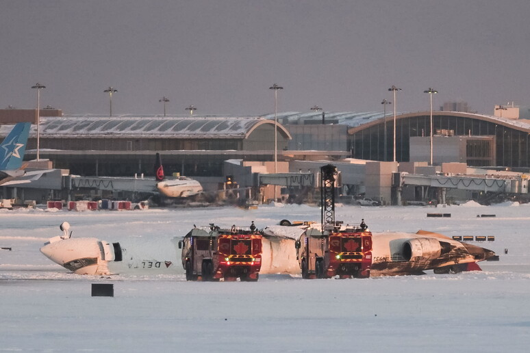 Fuselagem de avião da Delta no Aeroporto Internacional de Toronto - TODOS OS DIREITOS RESERVADOS