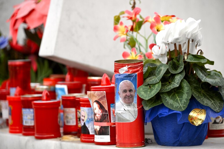 Velas para o papa Francisco do lado de fora do Hospital Agostino Gemelli, em Roma - TODOS OS DIREITOS RESERVADOS