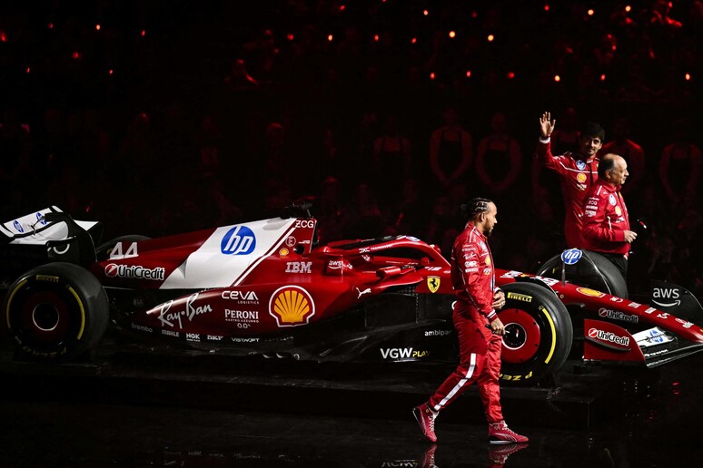 Hamilton, Vasseur e Leclerc durante a apresentação do carro da Ferrari © ANSA/AFP