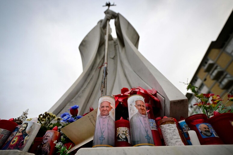 Velas para o papa Francisco diante do Agostino Gemelli, em Roma © ANSA/AFP