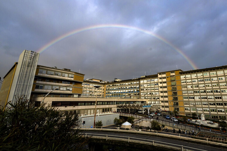 Arco-íris sobre o Hospital Policlínico Agostino Gemelli, em Roma - TODOS OS DIREITOS RESERVADOS