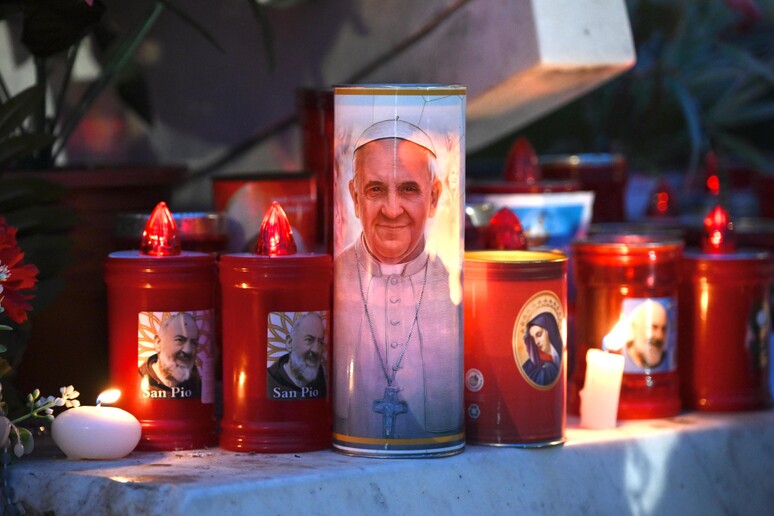 Velas para o papa Francisco diante do Hospital Agostino Gemelli, em Roma - TODOS OS DIREITOS RESERVADOS